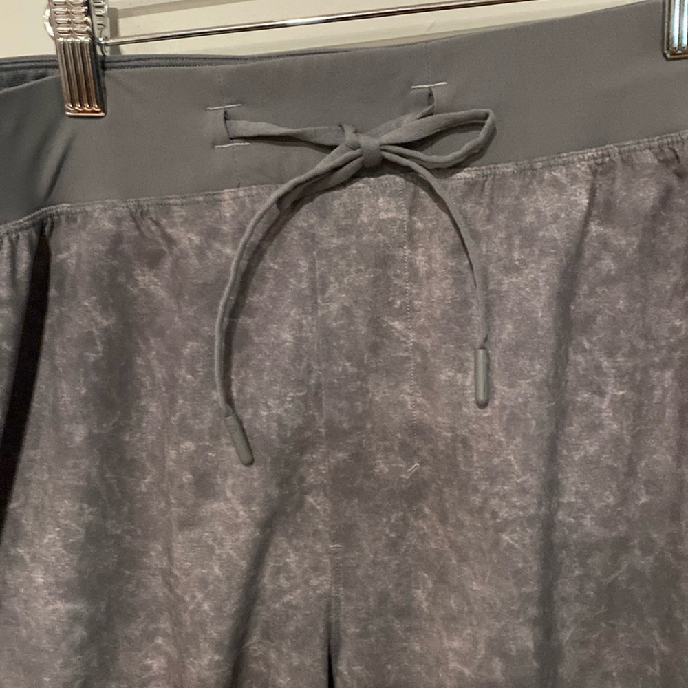 Men’s lululemon  10” lined gravel dust asphalt gray excellent condition